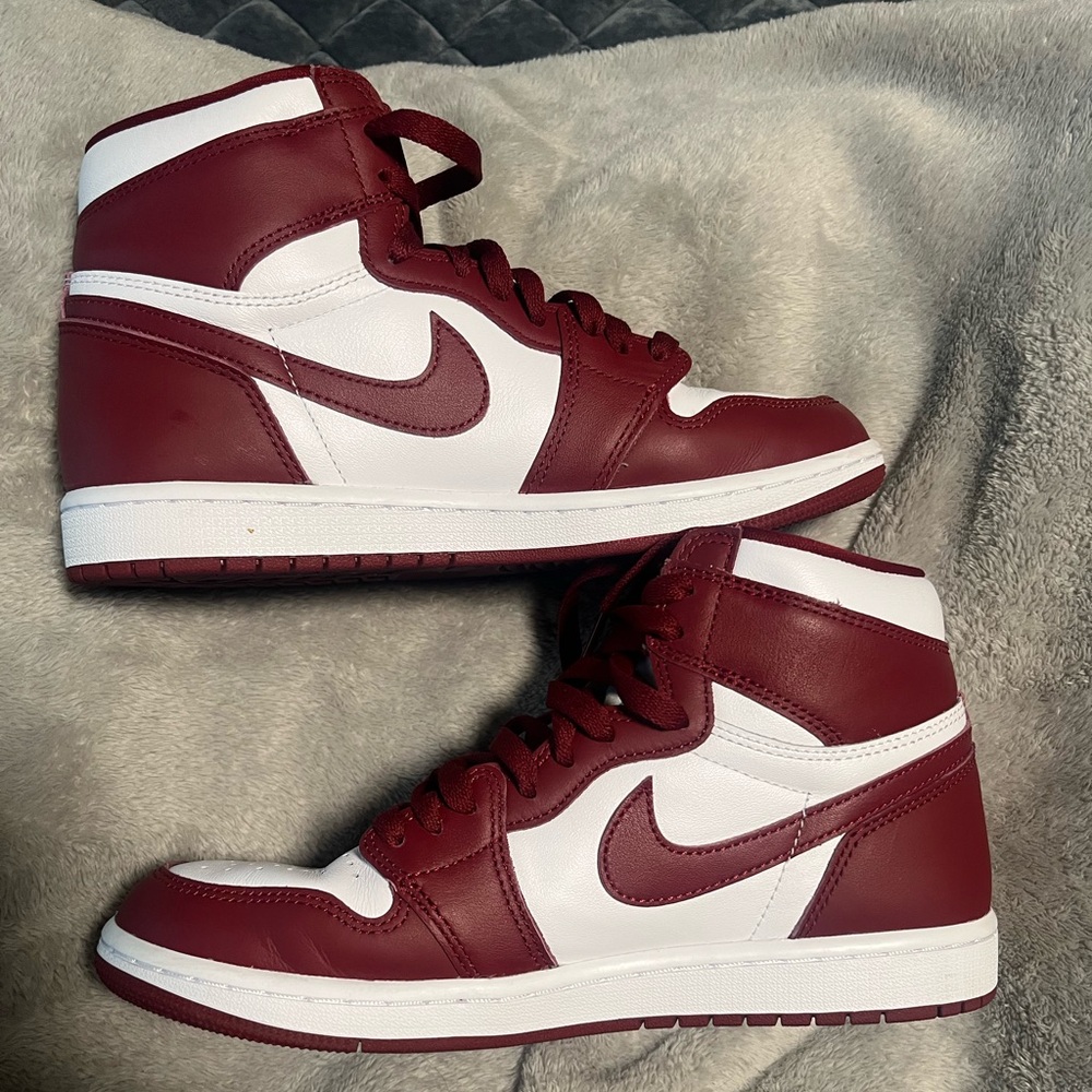 Jordan 1 Retro High OG
Artisanal Team Red mens size 8.5